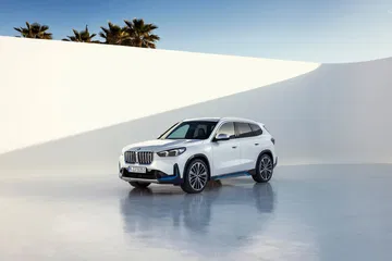 Vista lateral del BMW X1 mostrando su dinámico diseño exterior.