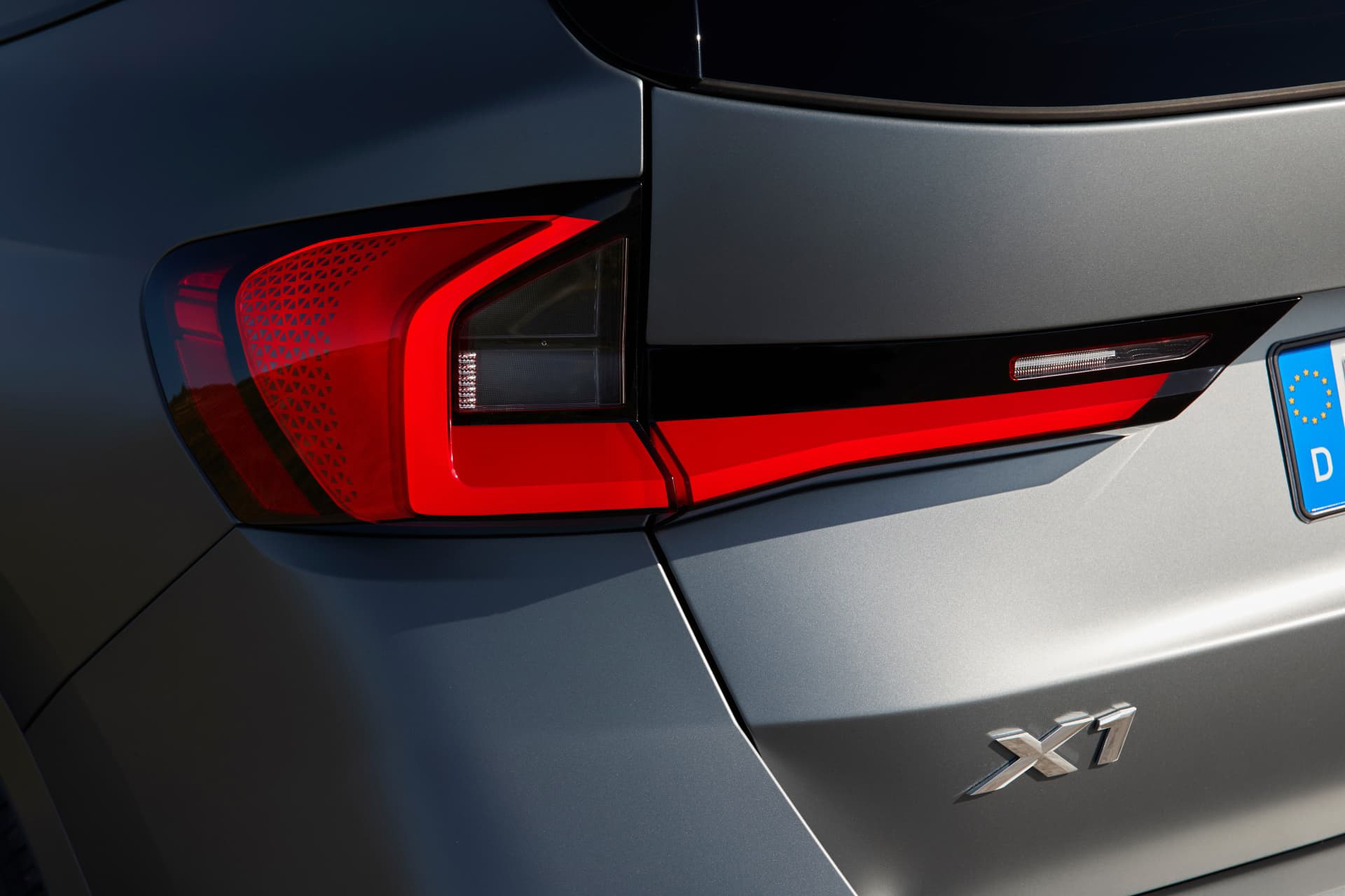 Vista cercana del piloto trasero del BMW X1, diseño distintivo en LED.