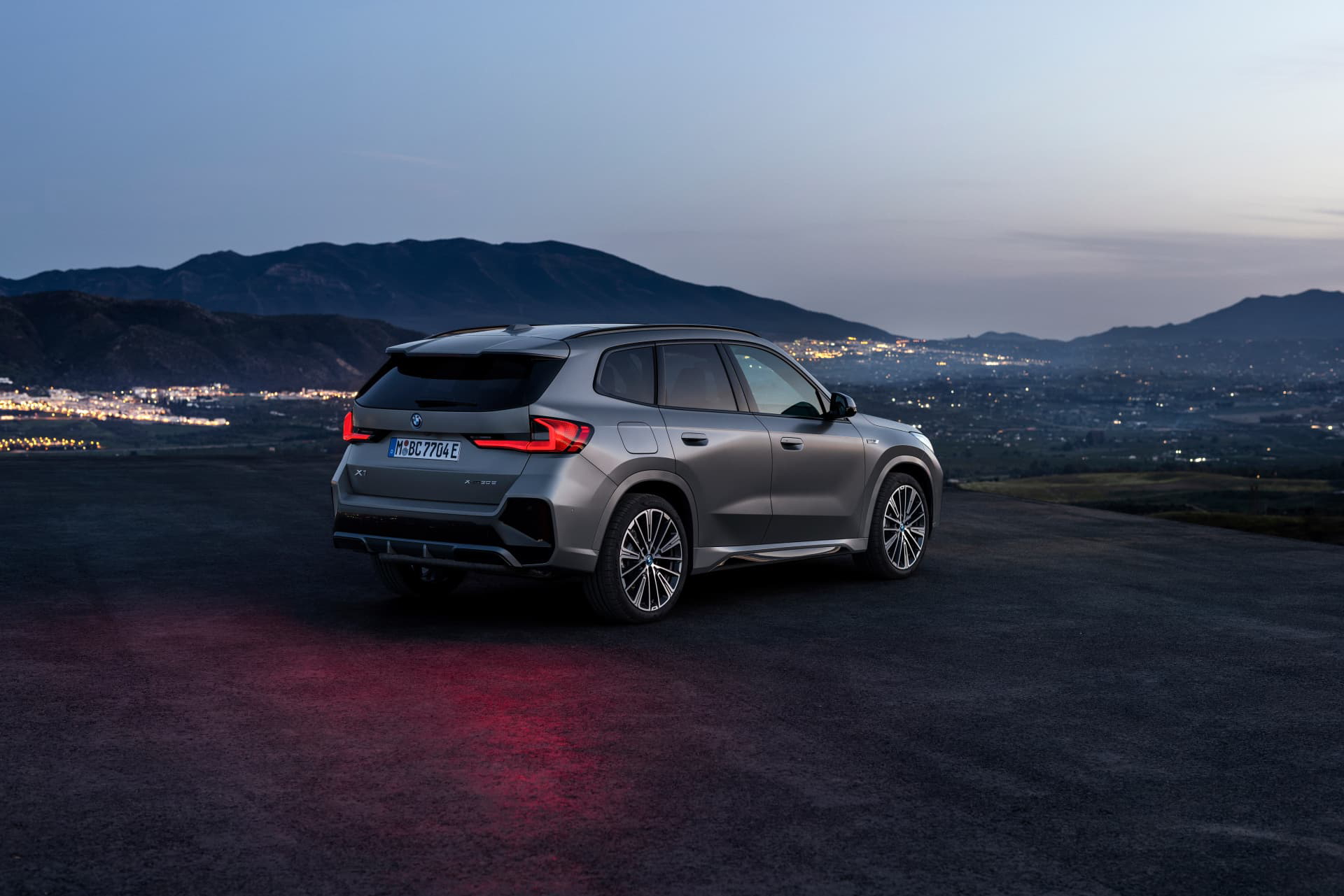 BMW X1 exhibiendo su diseño trasero y lateral al atardecer