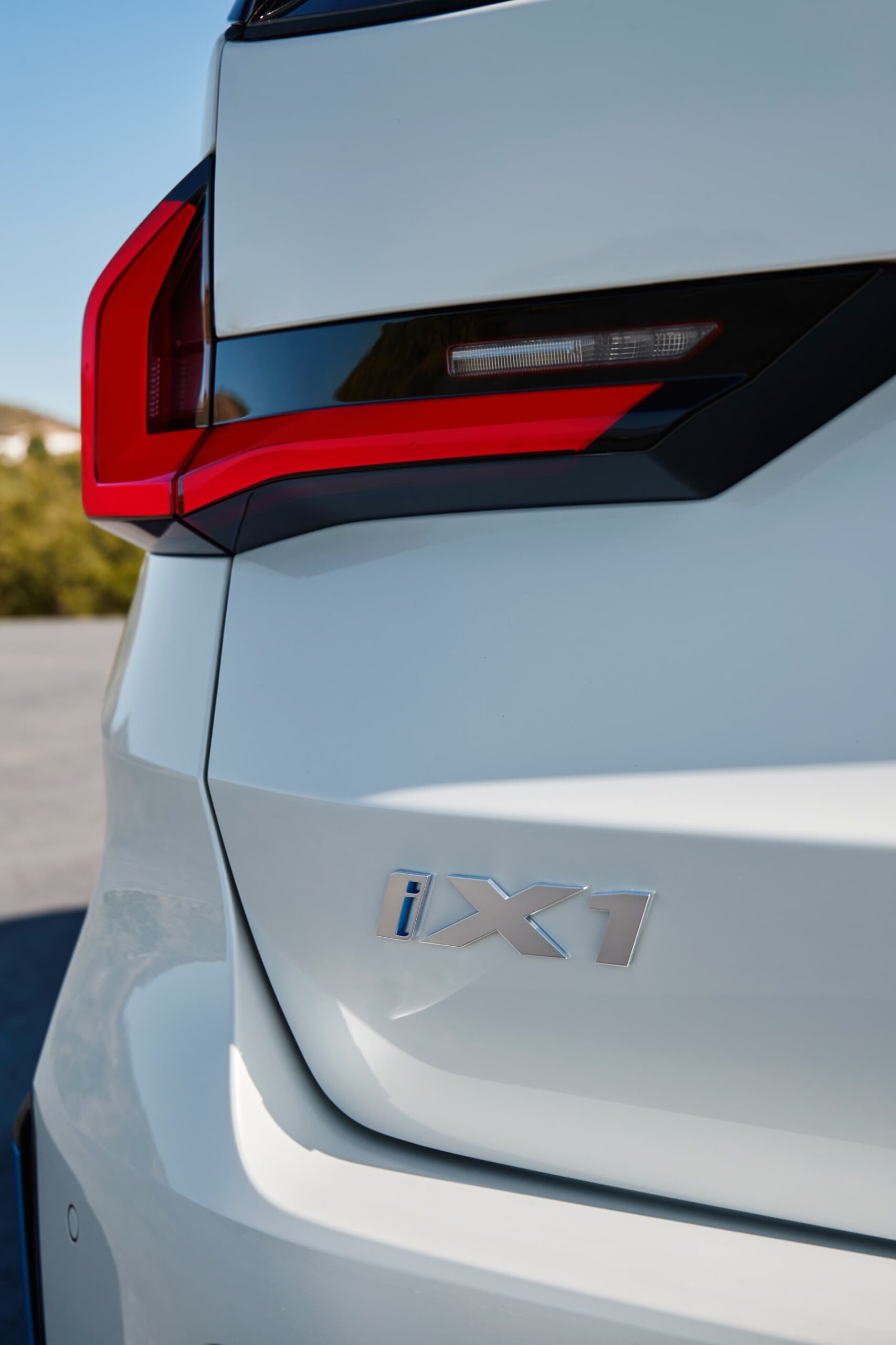 Vista en detalle de las luces traseras y distintivo del BMW X1.