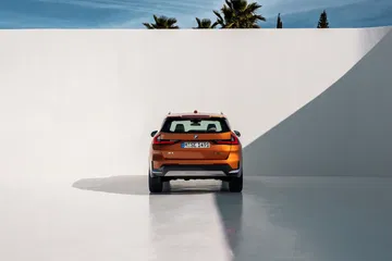 Trasera del BMW X1 destacando su diseño deportivo y luces LED.