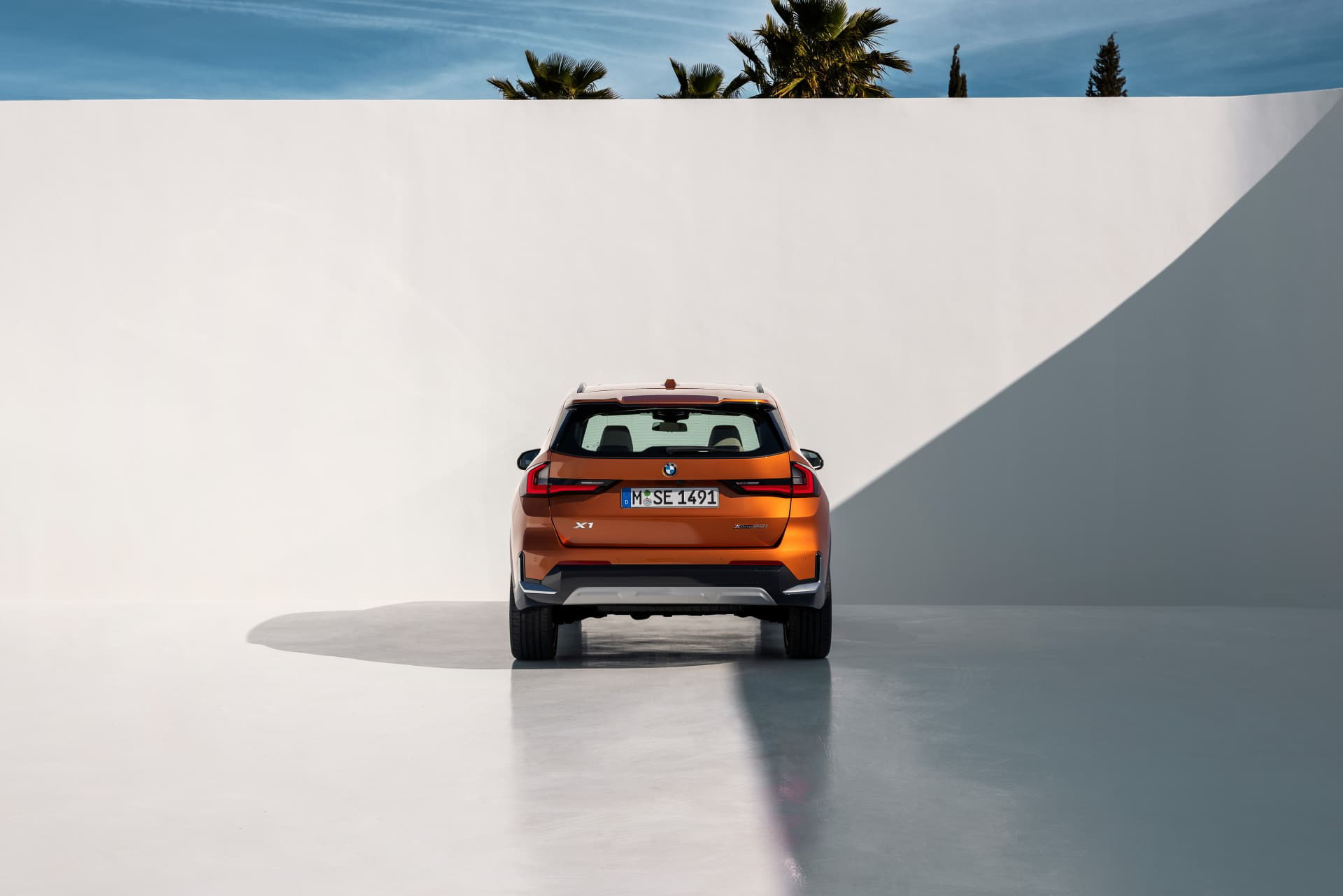 Trasera del BMW X1 destacando su diseño deportivo y luces LED.
