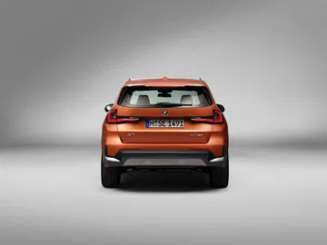Vista trasera del BMW X1 destacando su diseño moderno y líneas dinámicas.