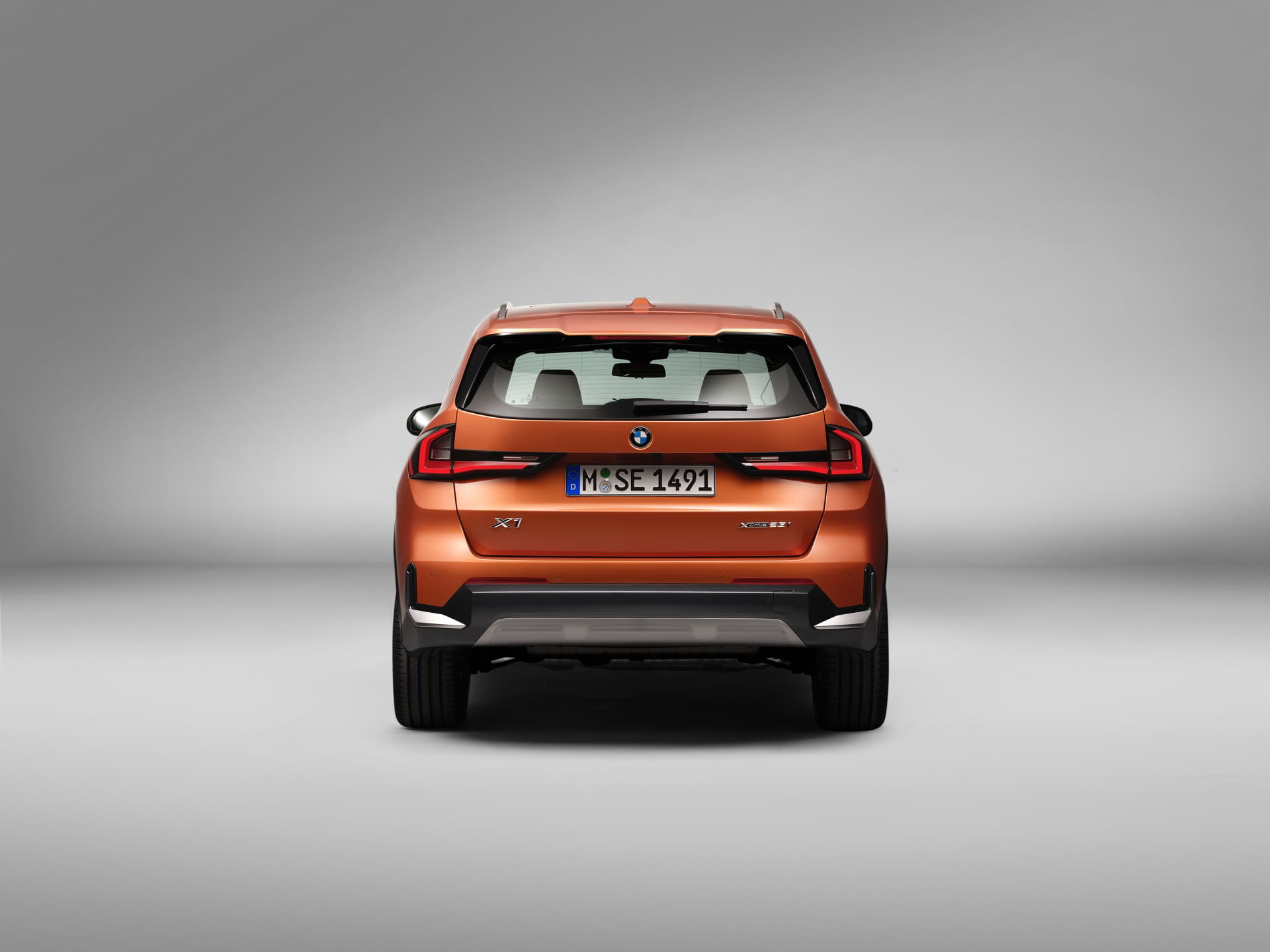 Vista trasera del BMW X1 destacando su diseño moderno y líneas dinámicas.