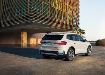 Vista trasera y lateral del BMW X1 destacando su diseño y líneas.