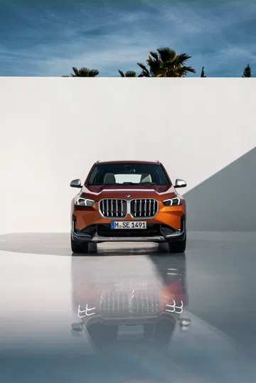 Vista frontal BMW X1 destacando la parrilla icónica y faros elegantes.