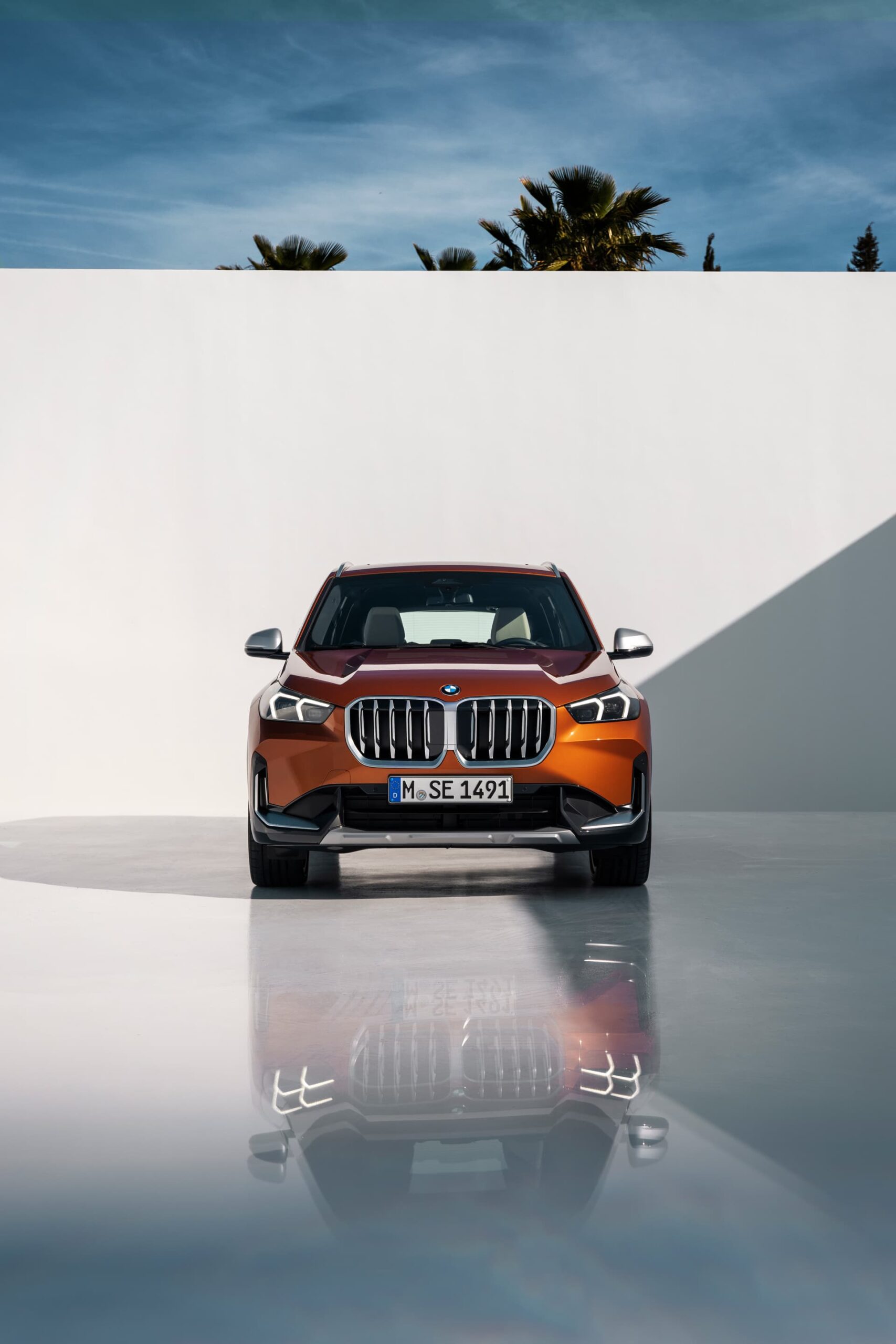 Vista frontal BMW X1 destacando la parrilla icónica y faros elegantes.
