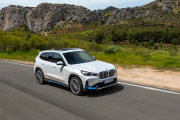 BMW X1 en movimiento mostrando su perfil dinámico y elegante.