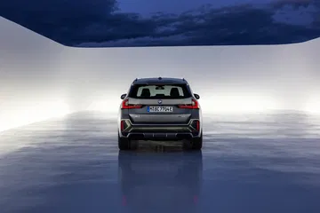 Vista posterior del BMW X1 destacando sus líneas modernas y luces LED.