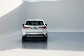 Vista posterior del BMW X1 evidenciando su diseño robusto y líneas modernas.