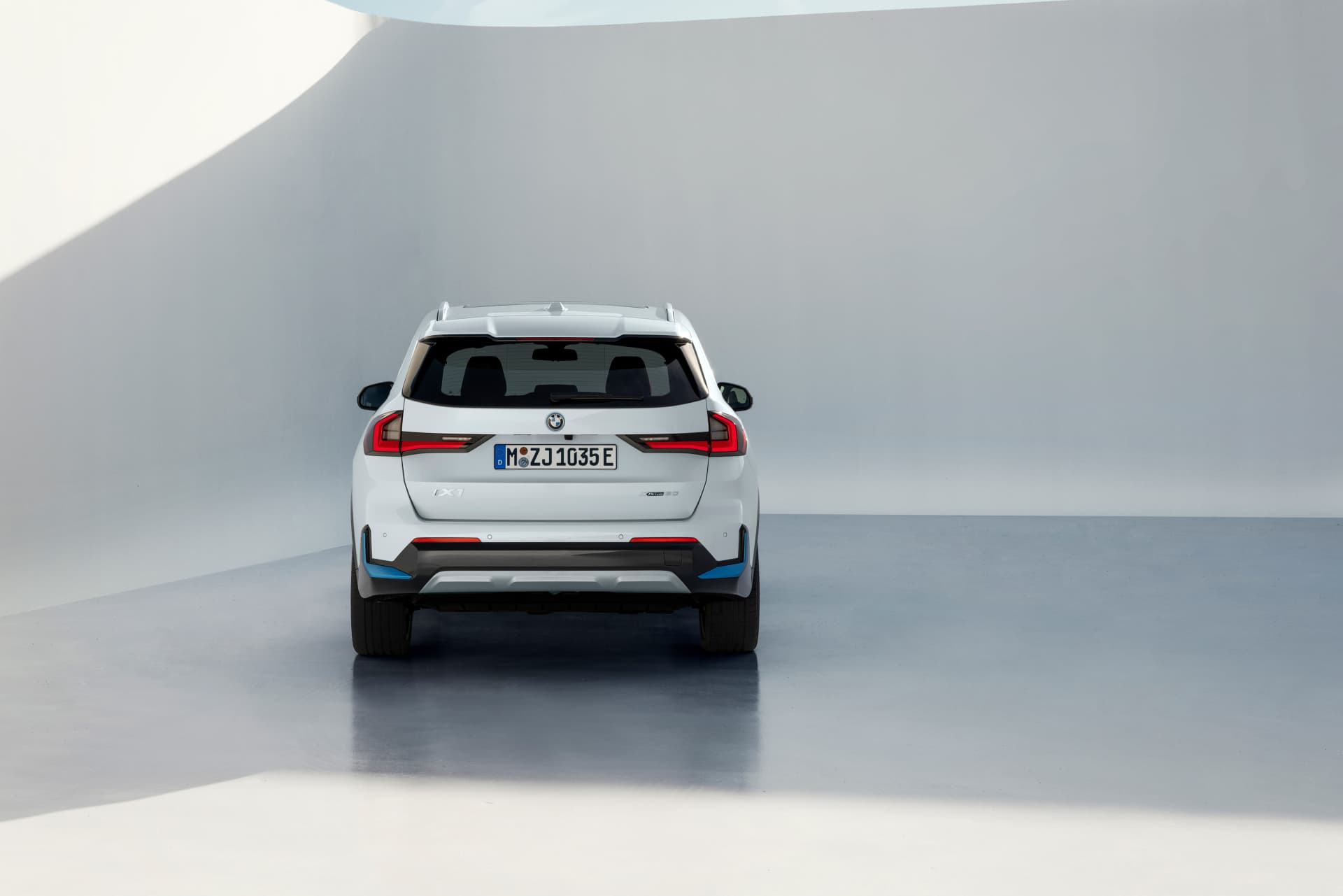 Vista posterior del BMW X1 evidenciando su diseño robusto y líneas modernas.