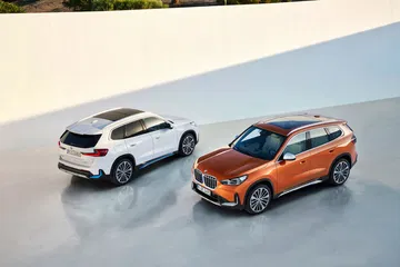 Vista aérea del BMW X1 destacando su diseño lateral.