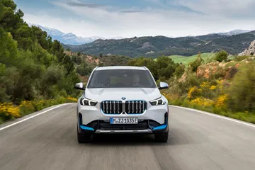 Vista frontal del BMW X1 acentuando su parrilla y faros característicos.