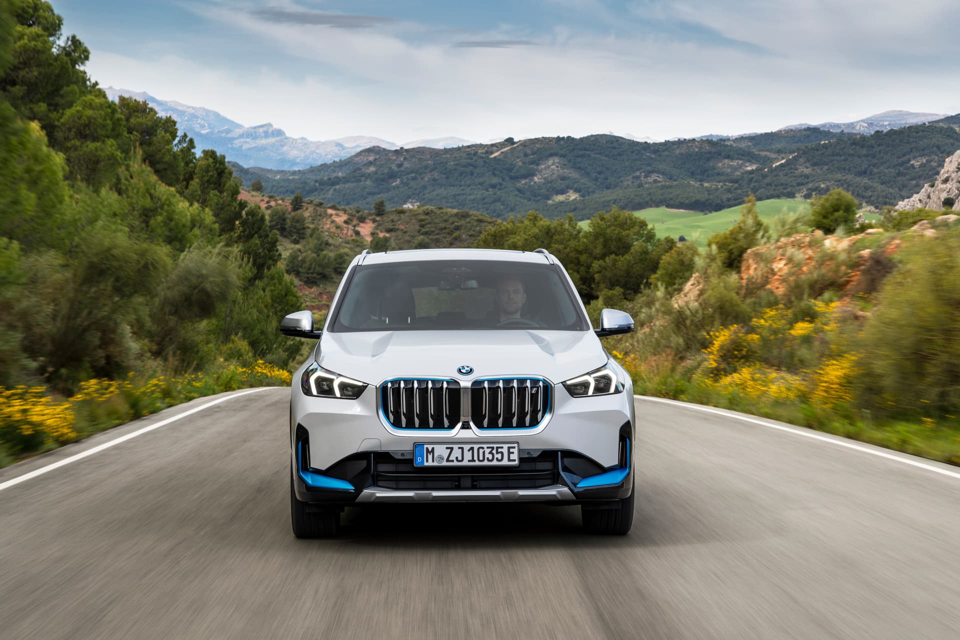 Vista frontal del BMW X1 acentuando su parrilla y faros característicos.