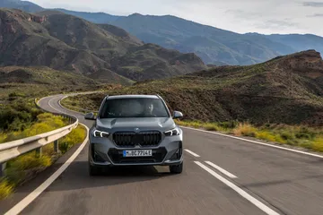 Vista frontal del BMW X1 destacando el diseño agresivo de la parrilla y faros.