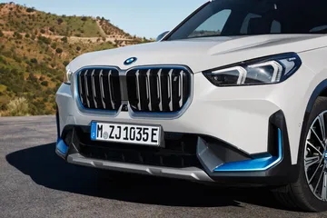 Vista angular del BMW X1 destacando su parrilla icónica y diseño dinámico.