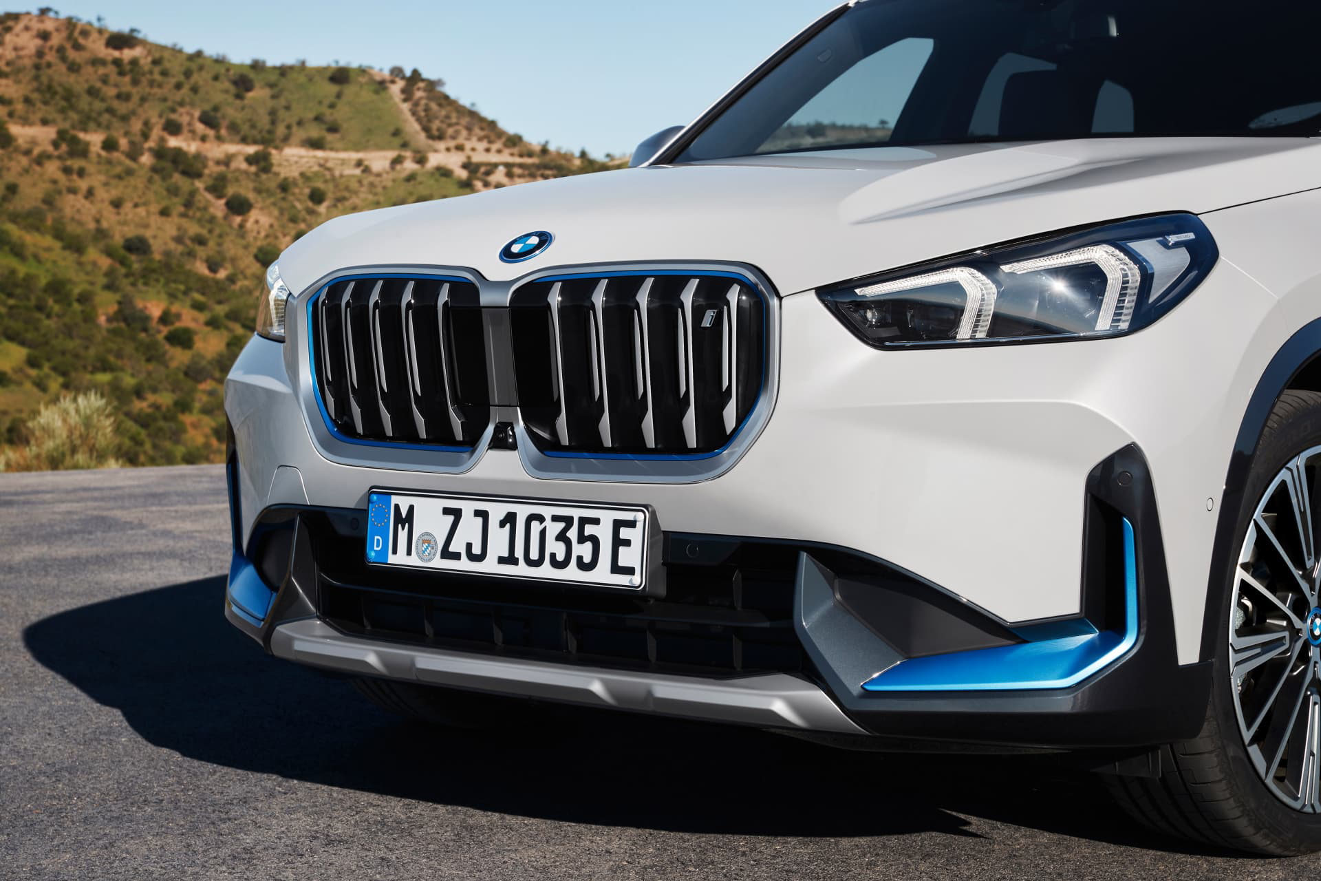 Vista angular del BMW X1 destacando su parrilla icónica y diseño dinámico.