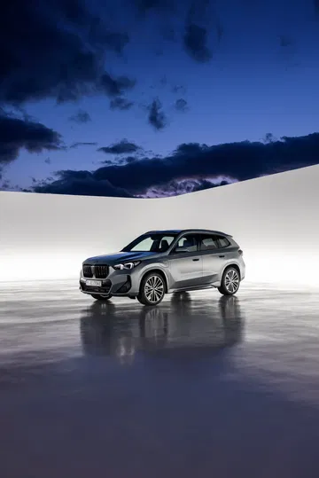 Vista angulada destacando el diseño frontal y lateral del BMW X1.