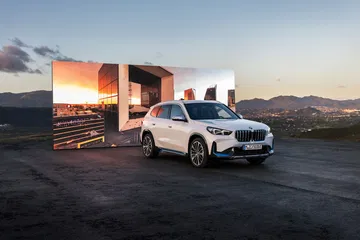 BMW X1 luce su línea moderna y dinámica en un atardecer.