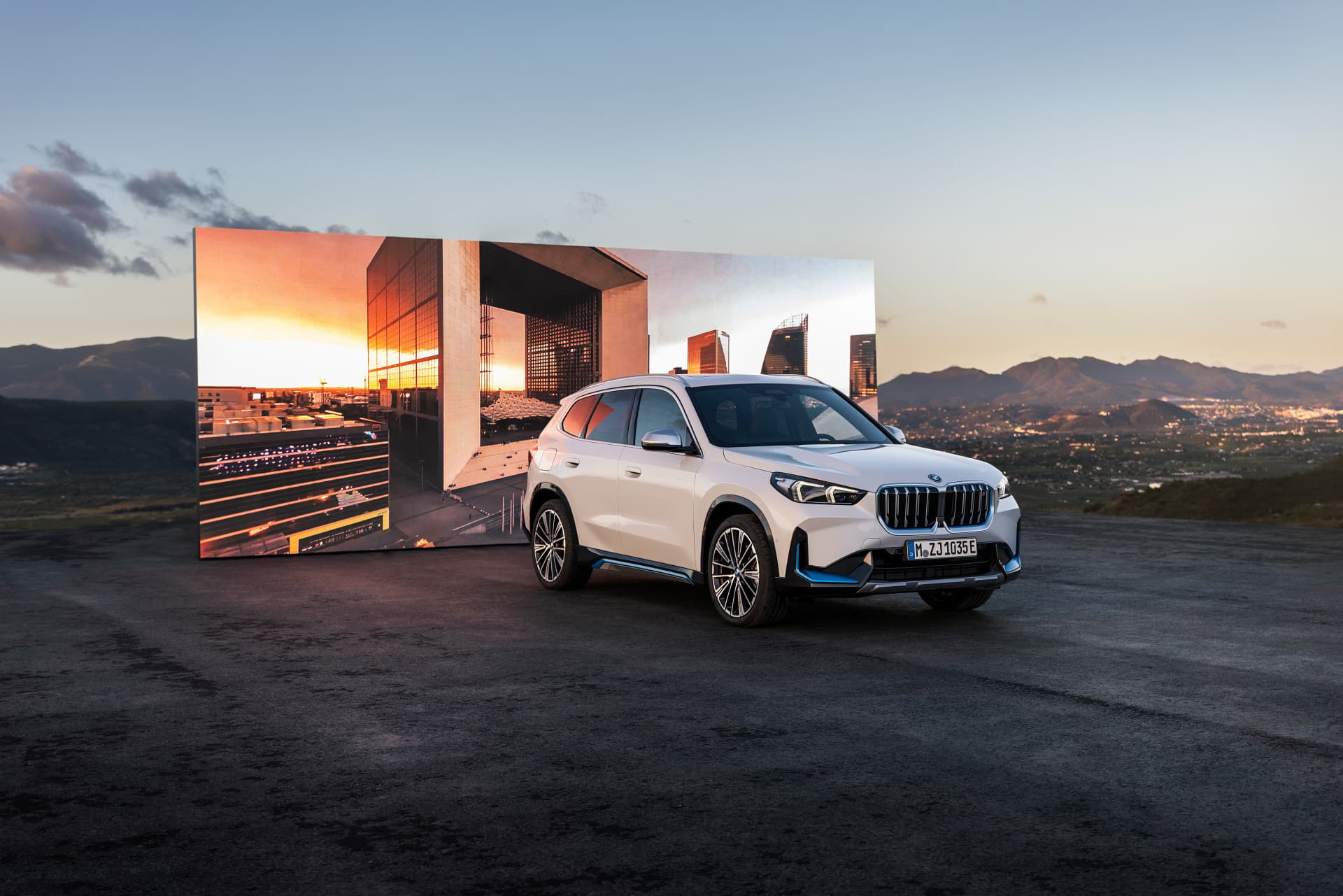 BMW X1 luce su línea moderna y dinámica en un atardecer.