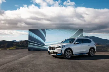 BMW X1 capturado en ángulo que destaca su diseño frontal y perfil lateral.