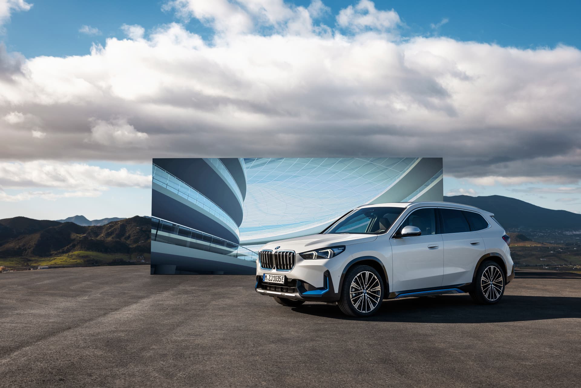 BMW X1 capturado en ángulo que destaca su diseño frontal y perfil lateral.