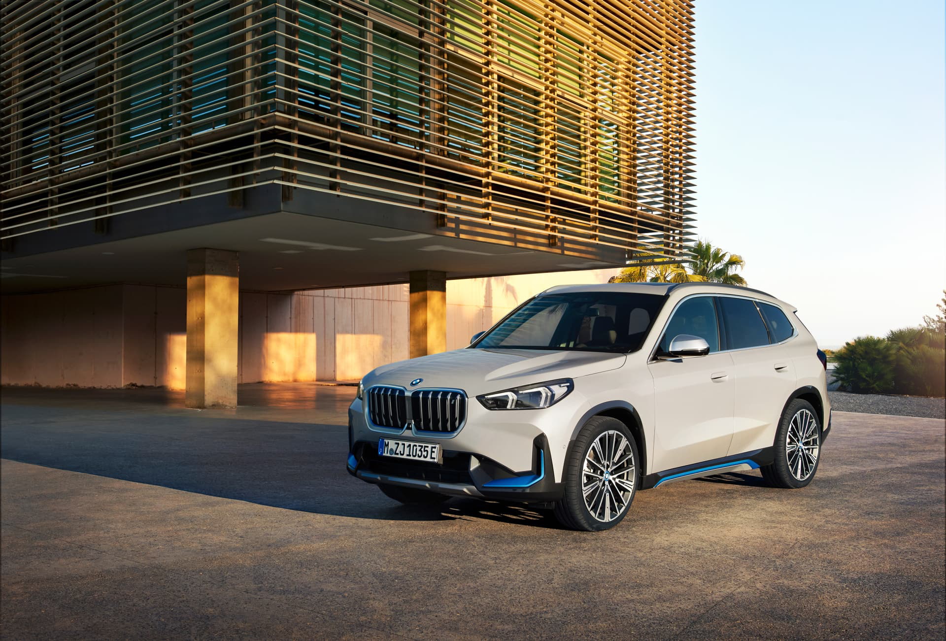 BMW X1 mostrando su diseño frontal y lateral en un entorno urbano.