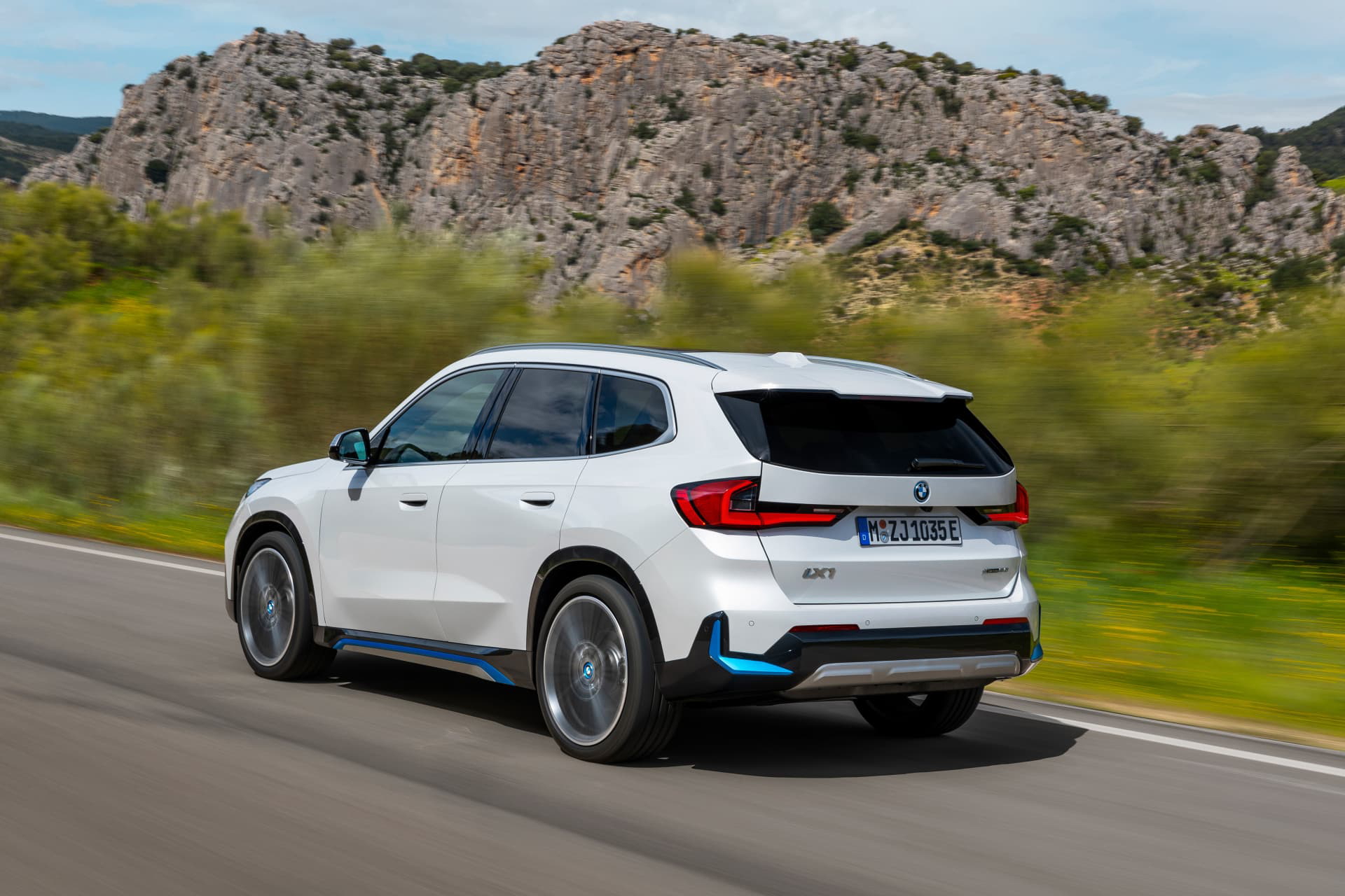 BMW X1 en movimiento mostrando su diseño lateral y trasero.