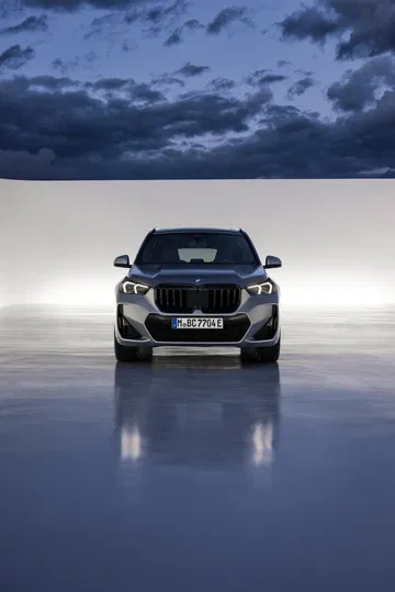 Vista frontal BMW X1 destacando su parrilla e iluminación LED