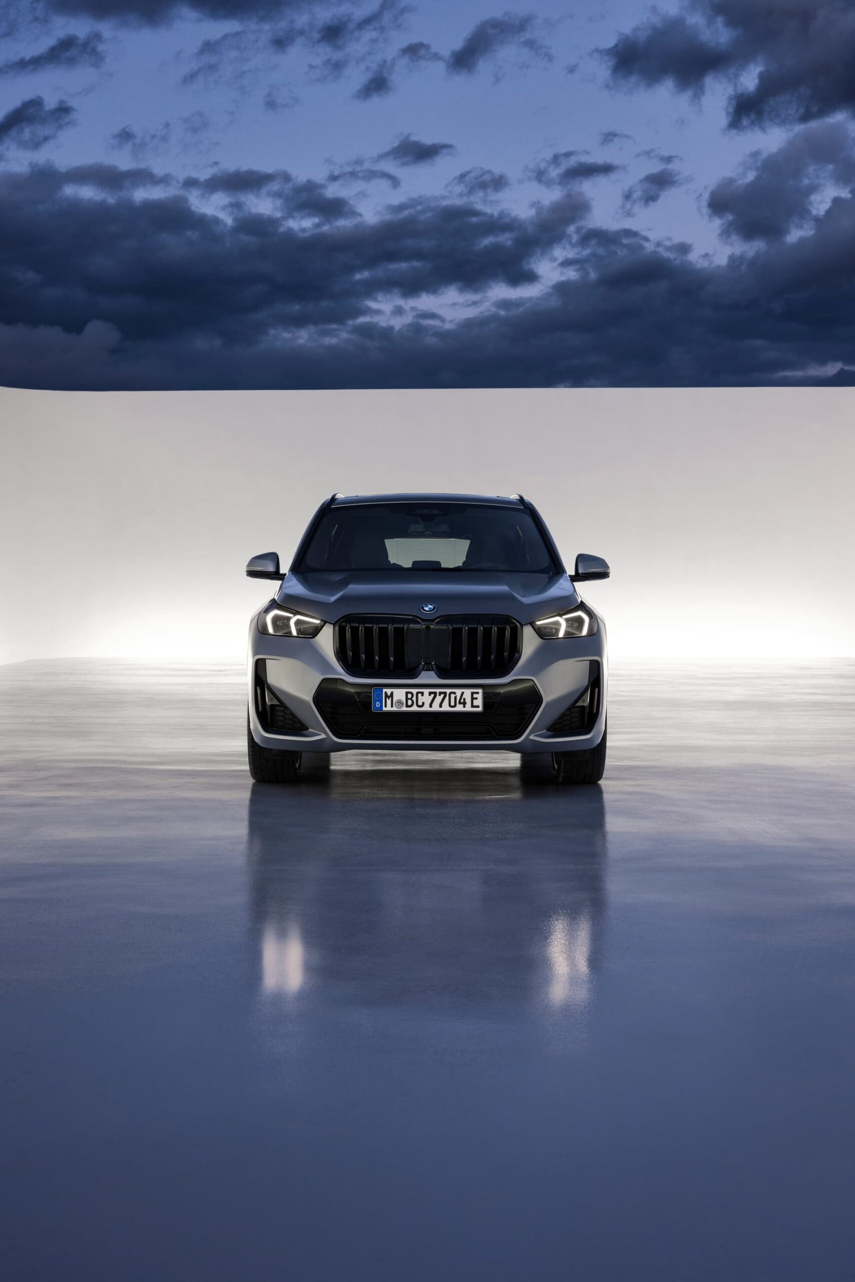 Vista frontal BMW X1 destacando su parrilla e iluminación LED