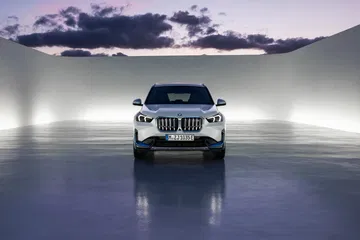 Vista frontal del BMW X1 destacando su parrilla icónica y faros LED.