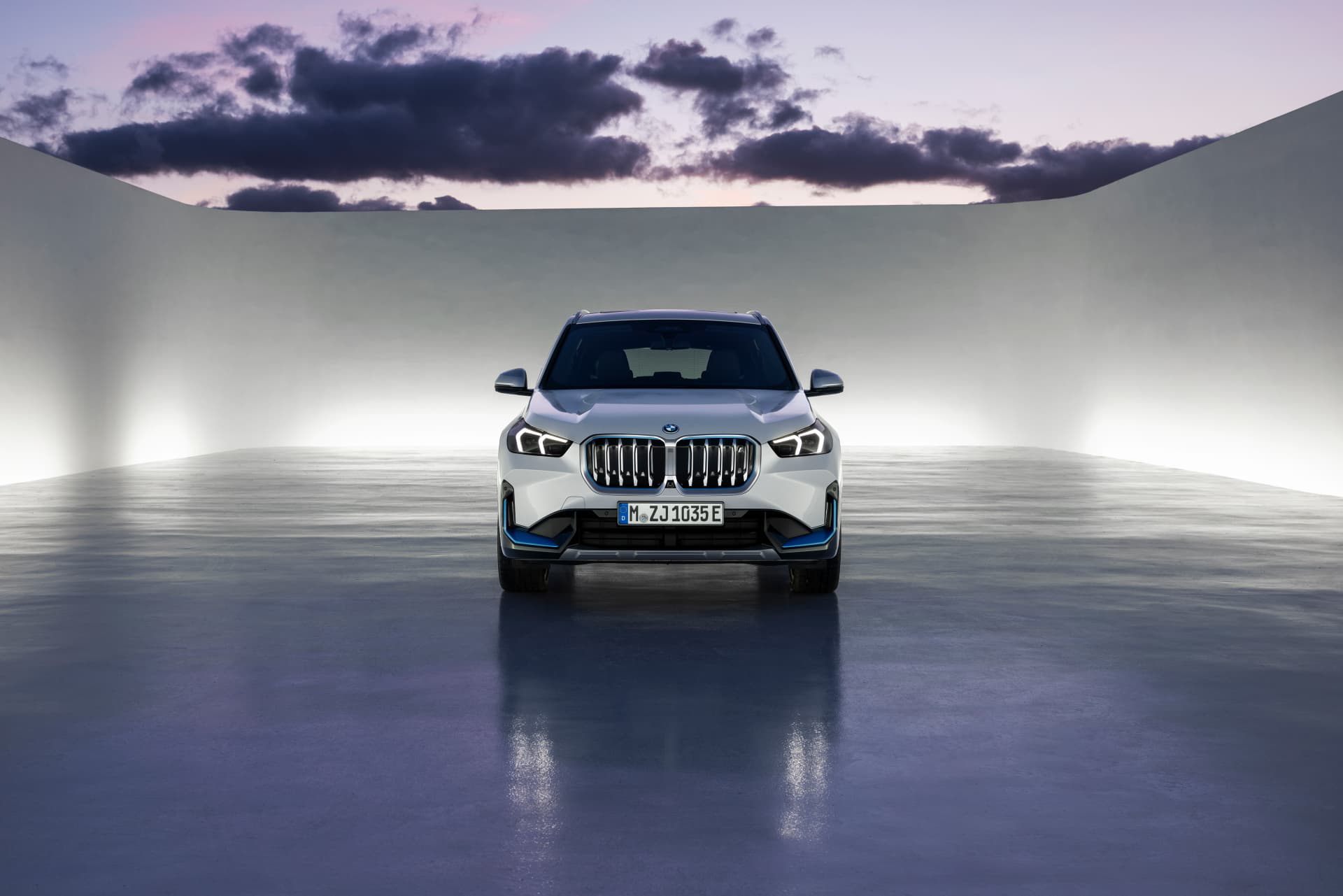 Vista frontal del BMW X1 destacando su parrilla icónica y faros LED.