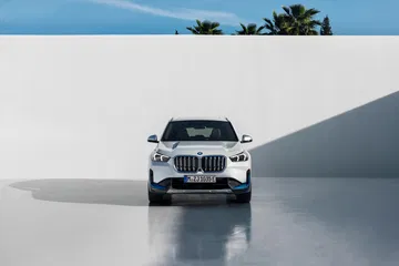 Vista frontal BMW X1 destacando su parrilla y faros característicos