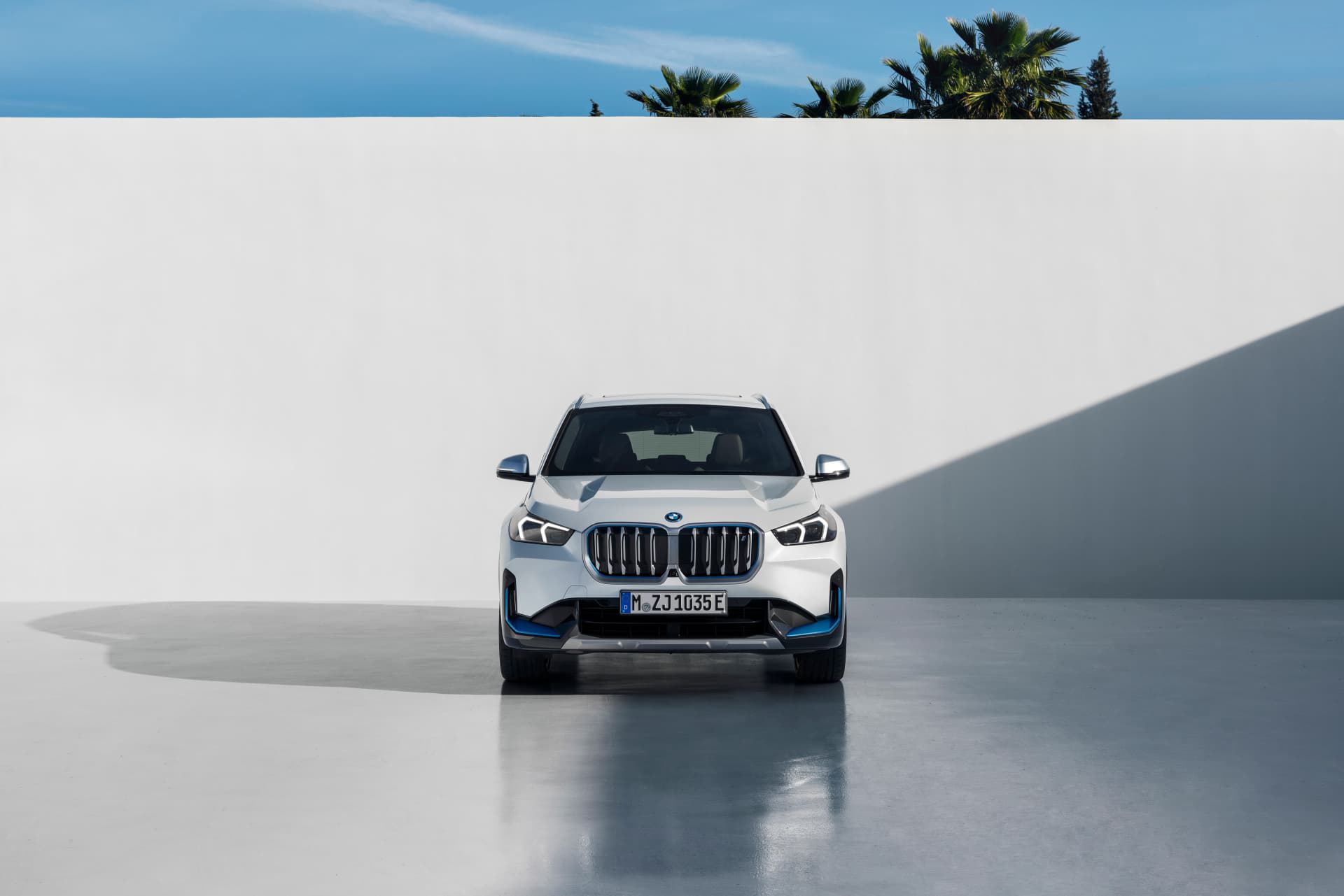 Vista frontal BMW X1 destacando su parrilla y faros característicos