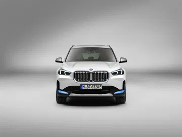 Vista frontal del BMW X1 destacando su parrilla característica y faros agresivos.