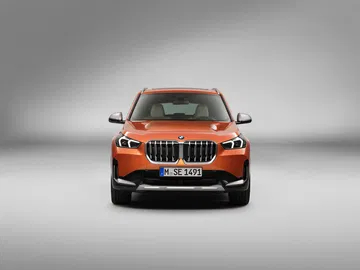 Vista frontal de la BMW X1 destacando su parrilla y faros característicos.