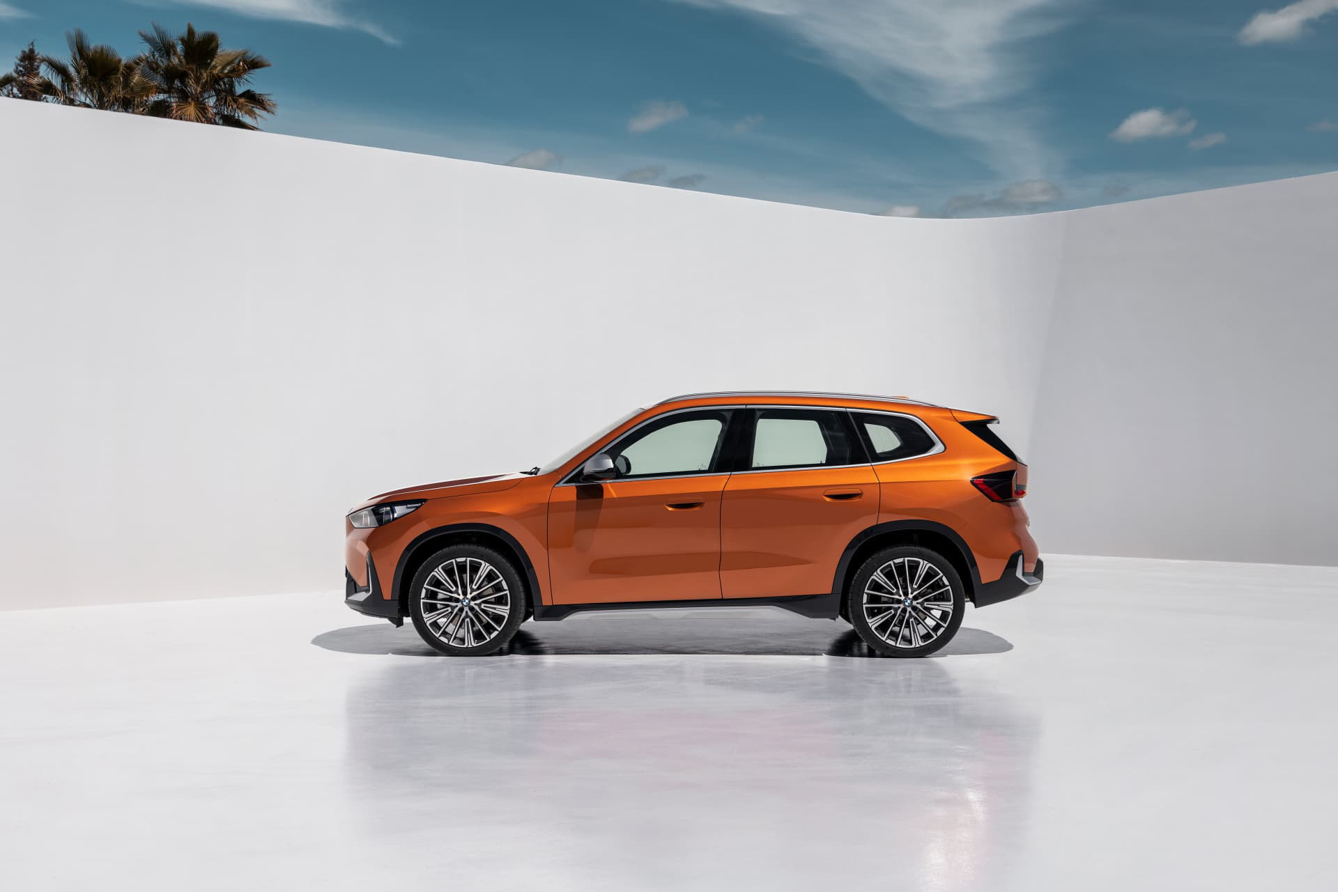 Vista lateral del BMW X1 que muestra su diseño aerodinámico y perfil distintivo.