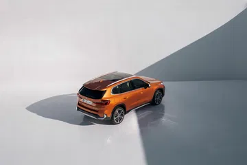 BMW X1 en una toma lateral destacando su diseño aerodinámico.