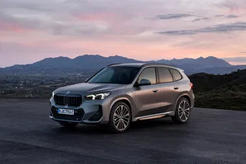 Vista lateral del BMW X1 resaltando su dinámico diseño y robustez.