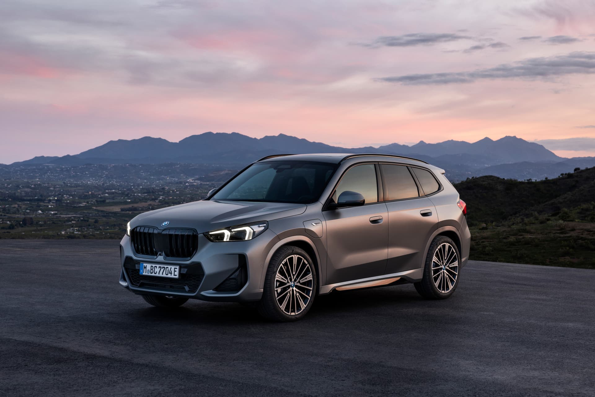 Vista lateral del BMW X1 resaltando su dinámico diseño y robustez.