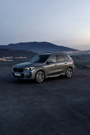 Vista lateral del BMW X1 destacando su diseño y llantas.
