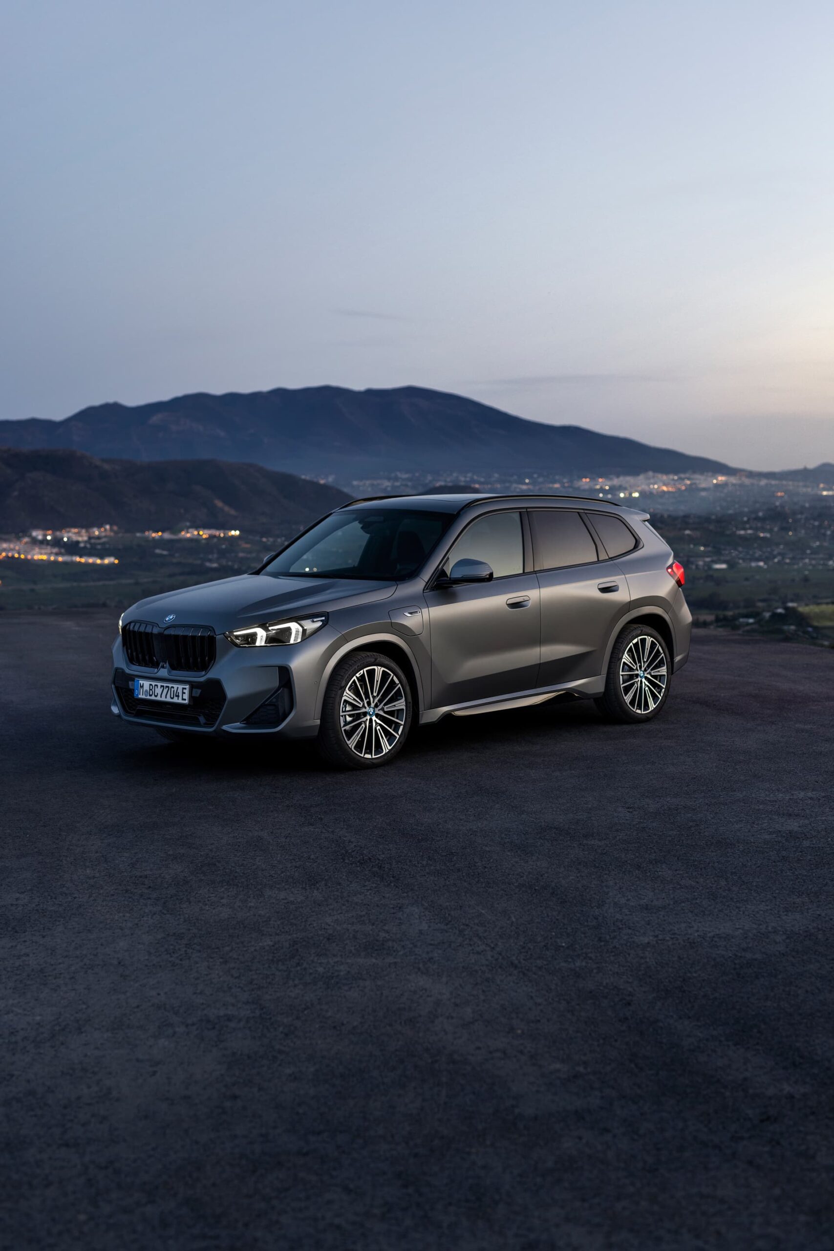 Vista lateral del BMW X1 destacando su diseño y llantas.