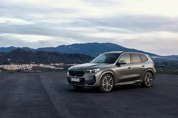 Vista lateral del BMW X1 destacando su diseño dinámico y robusto.
