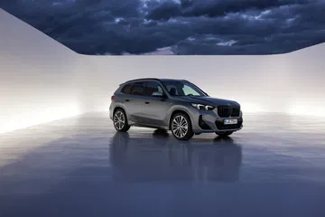 Vista lateral del BMW X1 que destaca su diseño dinámico y proporciones equilibradas.