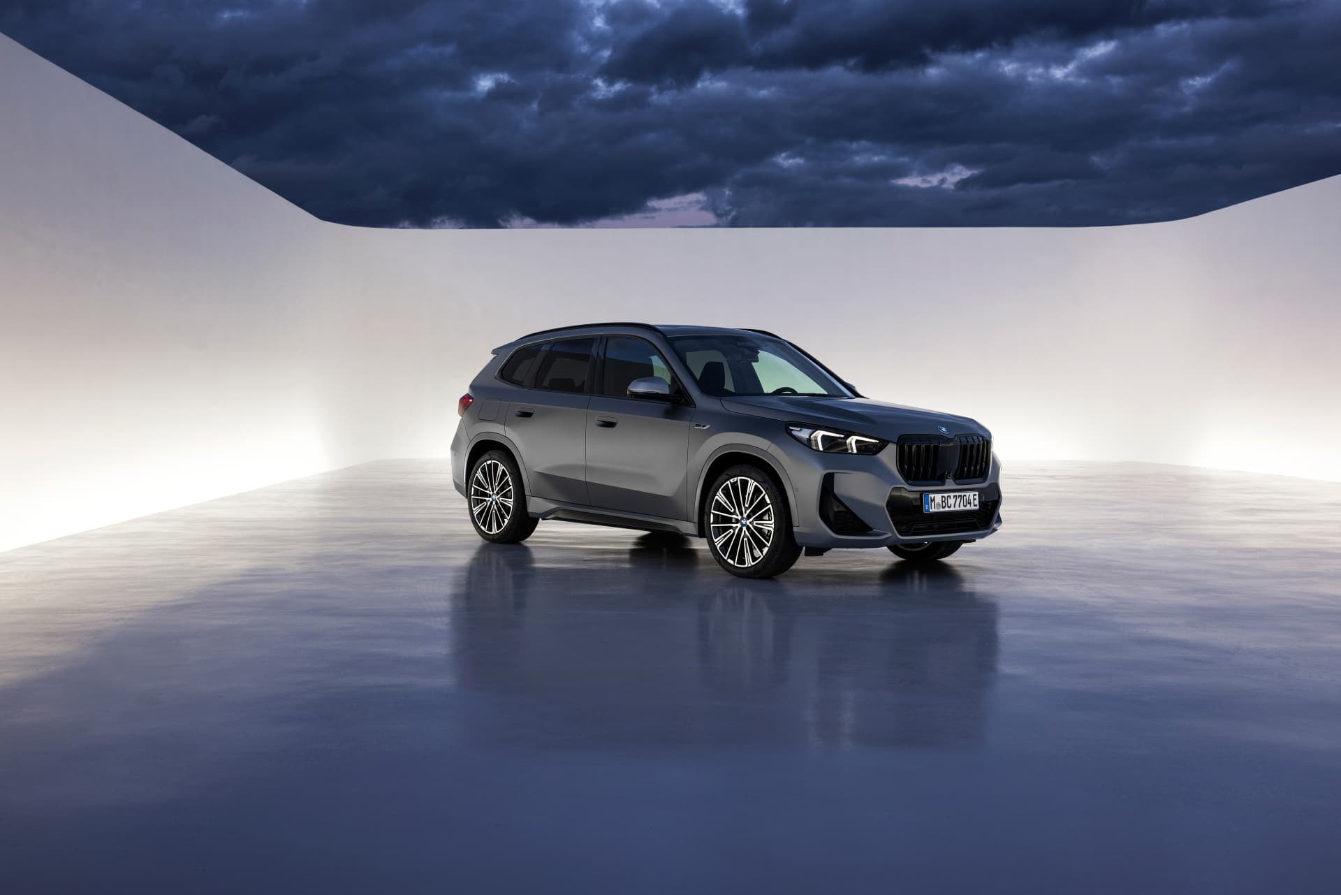Vista lateral del BMW X1 que destaca su diseño dinámico y proporciones equilibradas.