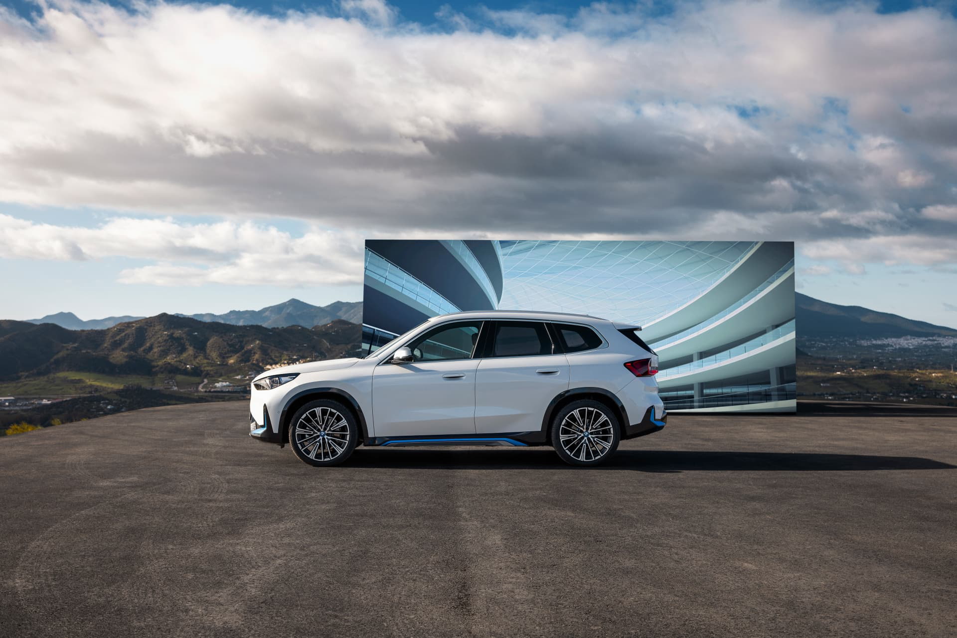 Vista lateral del BMW X1 mostrando su diseño y líneas aerodinámicas