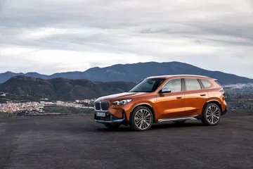 Vista dinámica del BMW X1 mostrando su línea lateral.