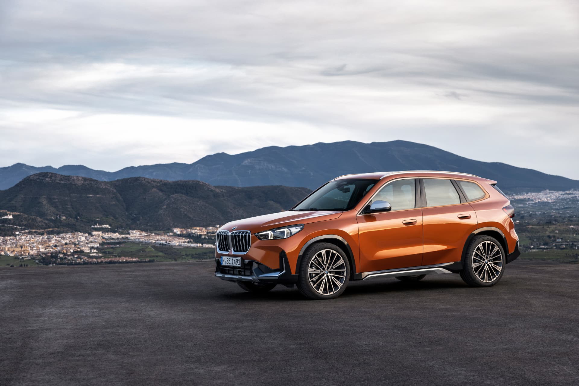 Vista dinámica del BMW X1 mostrando su línea lateral.