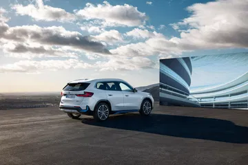 Perfil dinámico del BMW X1 mostrando líneas aerodinámicas.