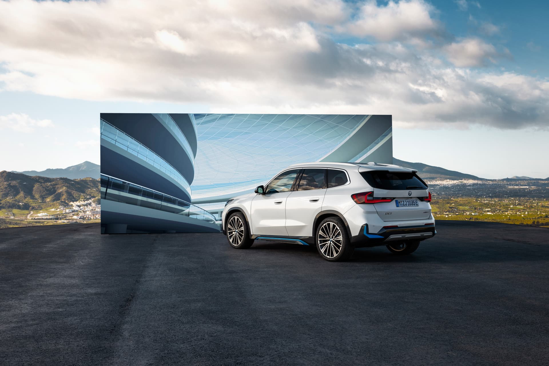 El BMW X1 muestra su diseño lateral dinámico y robusto.